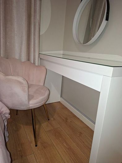 make up desk