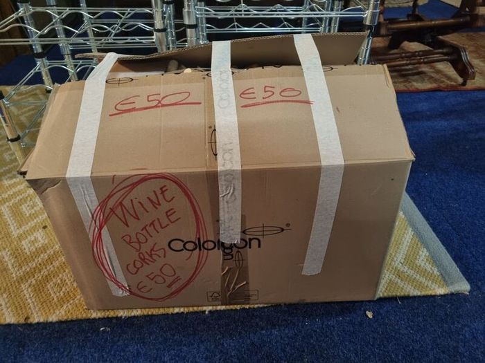 Wine cork-filled box (40x60x35)