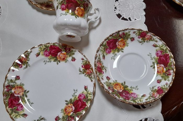 Royal Albert "Country Roses " trio