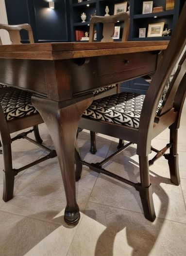 Stunning Extendable Table & 4 Chairs
