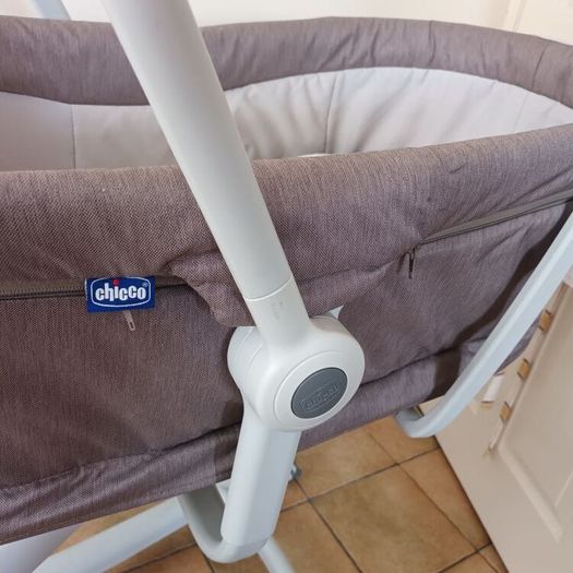 Chicco Baby Hug 4-in-1 + extra Chicco mattress.