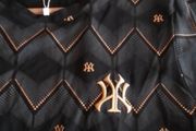 Tee Shirt/New York Yankees .. Colour : Black .. Price Drop
