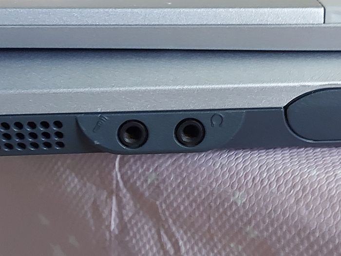 Rare Vintage Fujitsu Siemens Lifebook, E Series, FPC07048B Part number CP127259, Running Windows 2000 Professional, uses 3.5 floppy disk, 20GB HDD, amd all the connecting Ports from 30 years ago Era