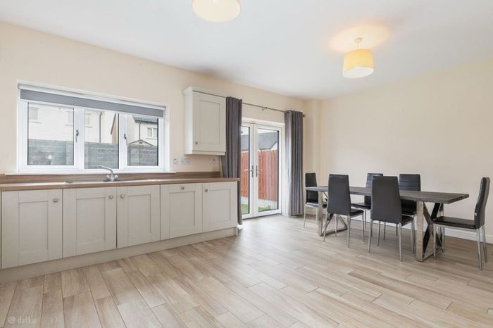 Full kitchen with appliances