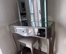 mirrored vanity table