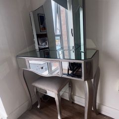 mirrored vanity table