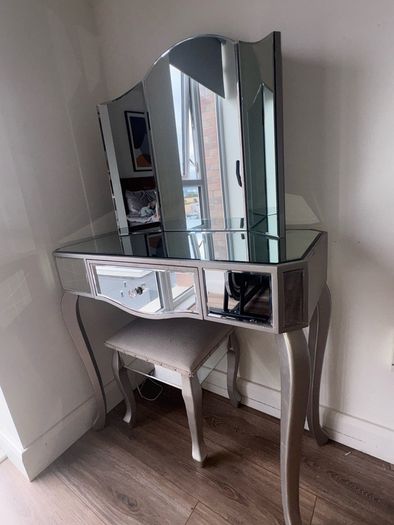 mirrored vanity table