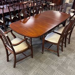 Regency mahogany extendable dining table & 6 chairs. Includes 6 high back chair
