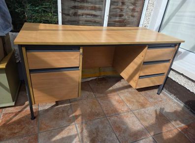 Good Quality Desk with lockable drawers on each side (comes with 2 keys). In perfect condition.