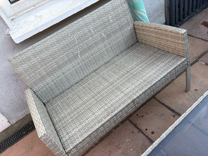 garden table and chairs