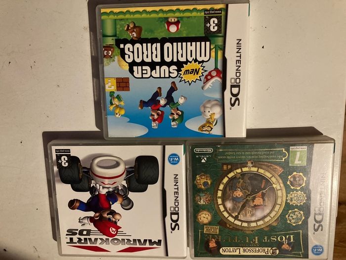 NINTENDO DS LITE ( mint condition) including 3 games
