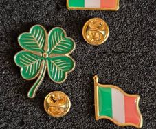 Irish badges, shamrock / tricolour.