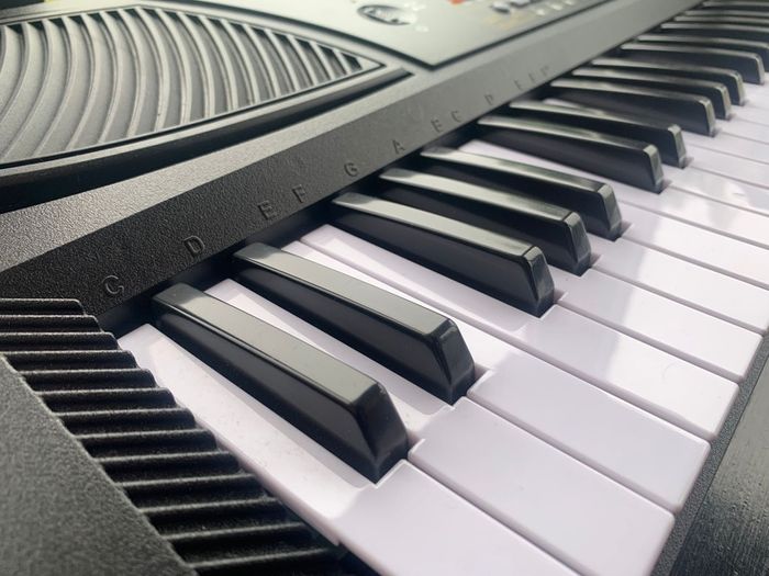 Gear4music MK-1000 electronic keyboard
