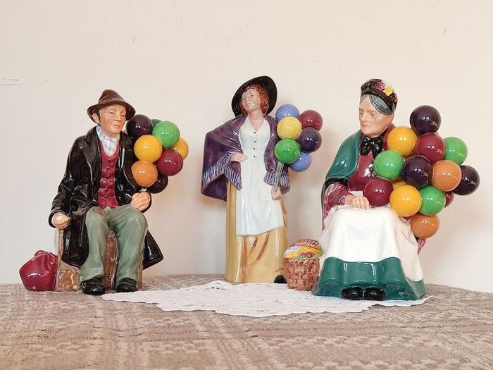Vintage porcelain figurines family of balloon sellers by Royal Doultot . 85 euro each