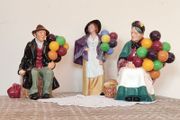 Vintage porcelain figurines family of balloon sellers by Royal Doultot . 85 euro each