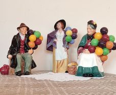 Vintage porcelain figurines family of balloon sellers by Royal Doultot . 85 euro each