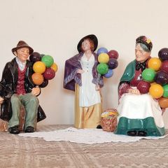 Vintage porcelain figurines family of balloon sellers by Royal Doultot . 85 euro each
