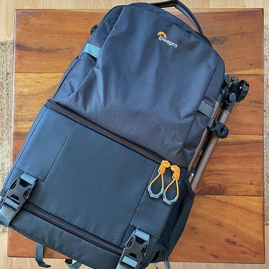 Sony Alpha 6100 JUST 8.204 SHOTS! + 3 lenses + bag + charger + uv filters