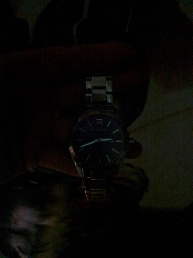 ACCURIST  mens hands glow in dark.