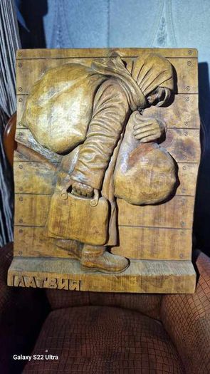 Sculptures, portraits made of wood.