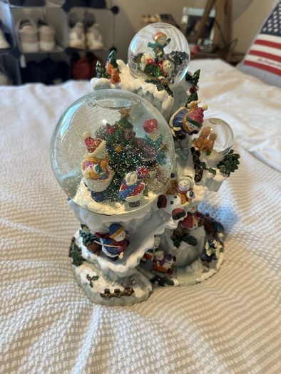 Christmas Snow Globe - plays music