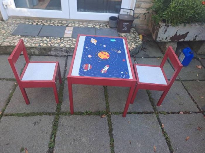 Kids Table and chairs.