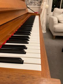 Piano upright