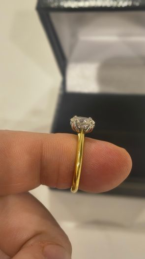 Diamond ring 0.96ct oval diamond GIA cert