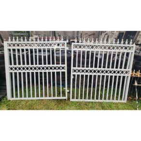 Pair of Entrance Gates 10ft KAS969