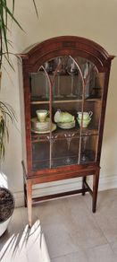 Elegant Antique Display Cabinet: Perfect for collectibles