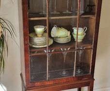 Elegant Antique Display Cabinet: Perfect for collectibles