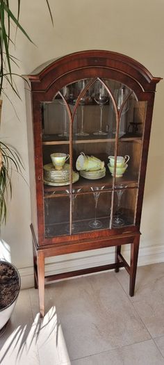 Elegant Antique Display Cabinet: Perfect for collectibles