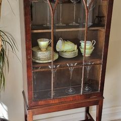 Elegant Antique Display Cabinet: Perfect for collectibles