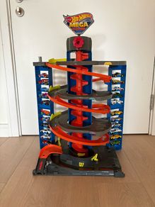 Hotwheels Garage & 22 Hotwheels cars