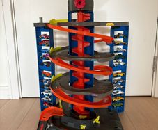 Hotwheels Garage & 22 Hotwheels cars