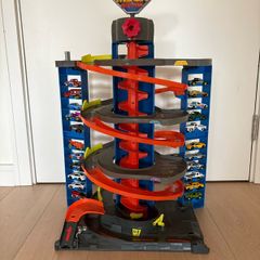 Hotwheels Garage & 22 Hotwheels cars