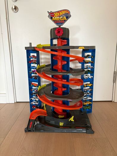 Hotwheels Garage & 22 Hotwheels cars