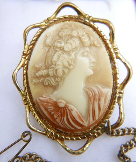 Vintage Gold Plated Shell Ornate Cameo