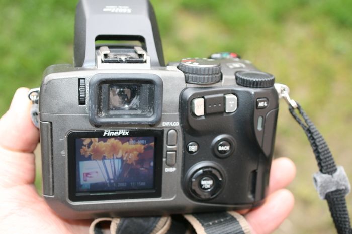 Fujifilm Finepix S602 Zoom 3.1MP Point & Shoot Digital Camera 6x Optical Zoom