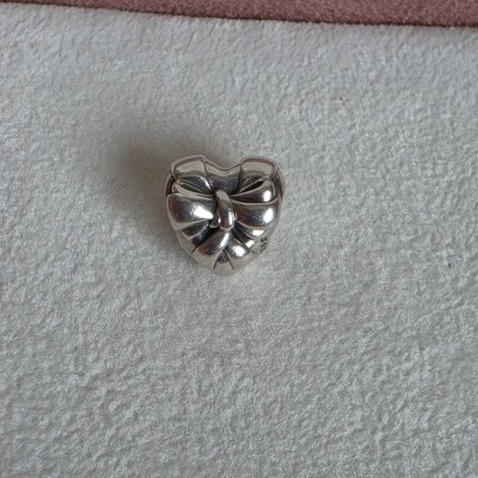 Pandora heart bow, charm perfect condition fully hallmarked