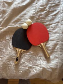 2 table tennis rackets and 2 balls