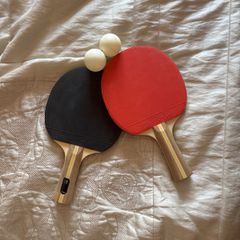 2 table tennis rackets and 2 balls