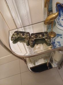 2 Playstation 4 controllers
