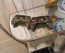2 Playstation 4 controllers
