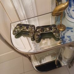 2 Playstation 4 controllers