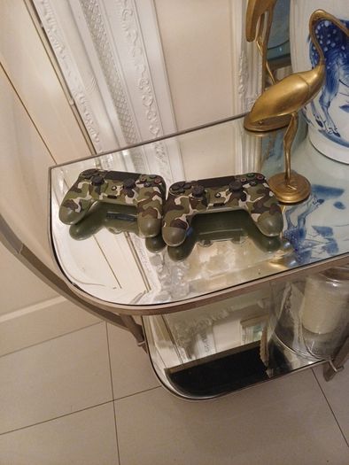 2 Playstation 4 controllers