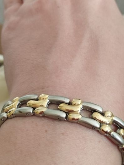 Two-tone metal bracelet.