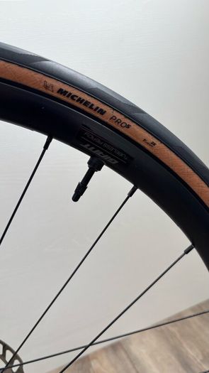 Giant defy advanced 2 carbon road bike
