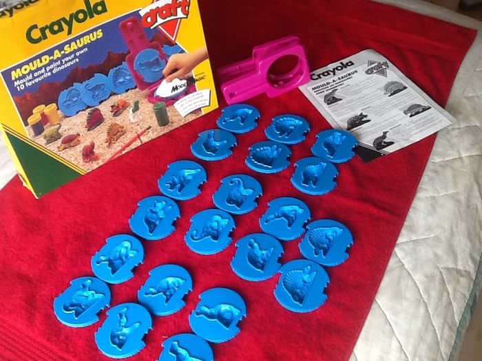 CRAYOLA - Mould-A-Saurus... With 10 moulds  & press !