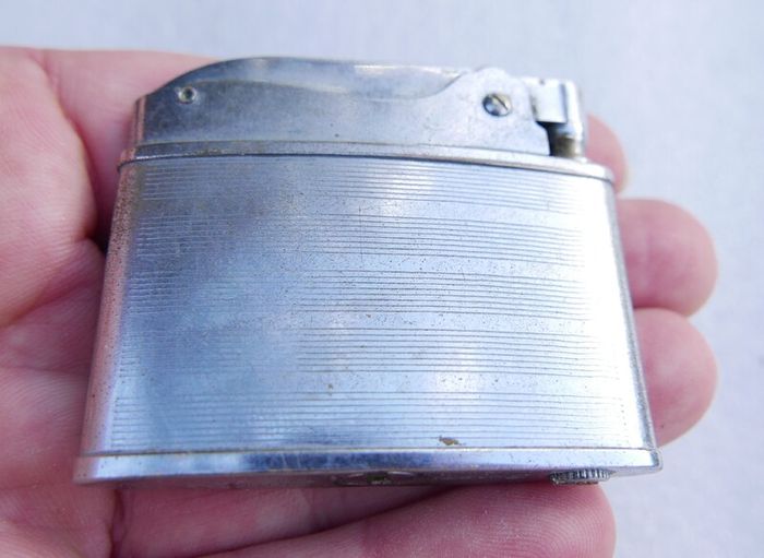 Vintage "Automatic Super Lighter" made in Japan featuring the "Buena" brand (in working order)
